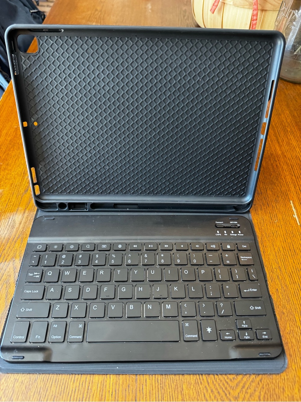 Chesona Universal Black Bluetooth Keyboard Case for iPad.